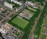 842570 Luchtfoto van sportpark De Dreef (Schooneggendreef) in de wijk Overvecht te Utrecht vanuit het zuidoosten. ...